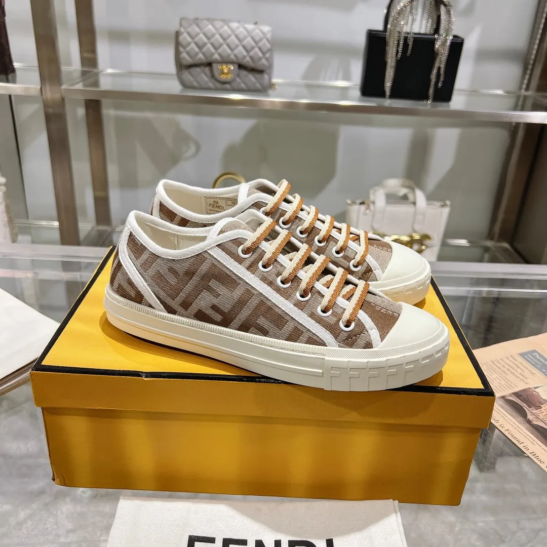 Couple style 💰460❤️Fendi Fendi's latest couple canvas shoes ❑ Fabric: Original customized imported jacquard canvas material ❑ Inner lining: Imported canvas material ❑ Sole: Original molded non-slip TPU outsole ❑ Bottom thickness: 2.5cm ❑ Size: Women's 35-40/Men's 39-45